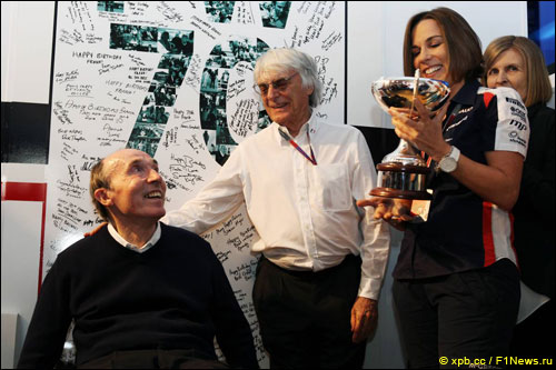 Клэр Уильямс (справа) и Берни Экклстоун поздравляют сэра Фрэнка с 70-летием, 2012 год